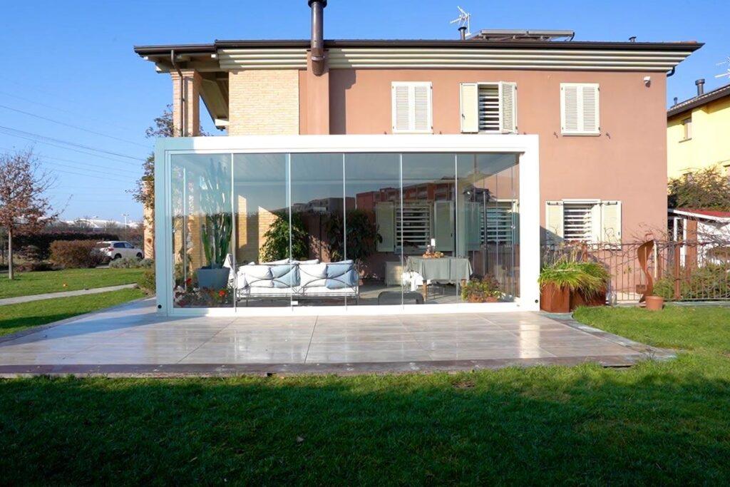 pergola bioclimatica con vetrate