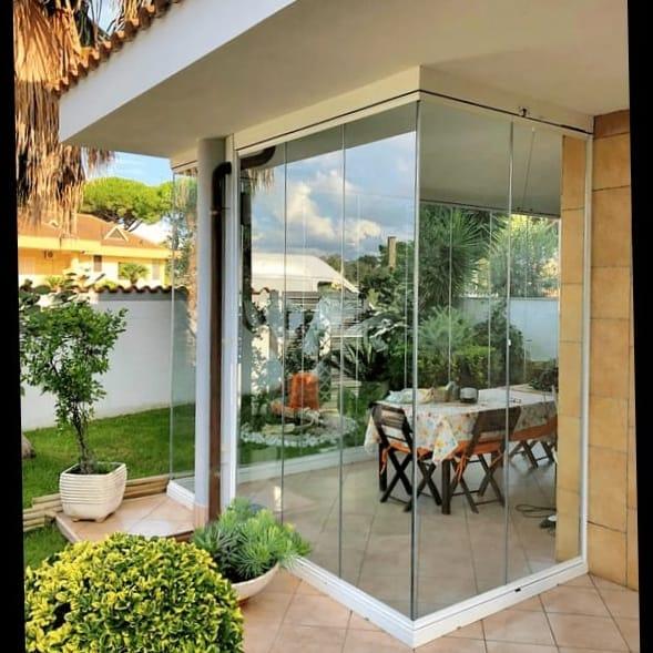 spazio esterno per giardino con vetrate fisse