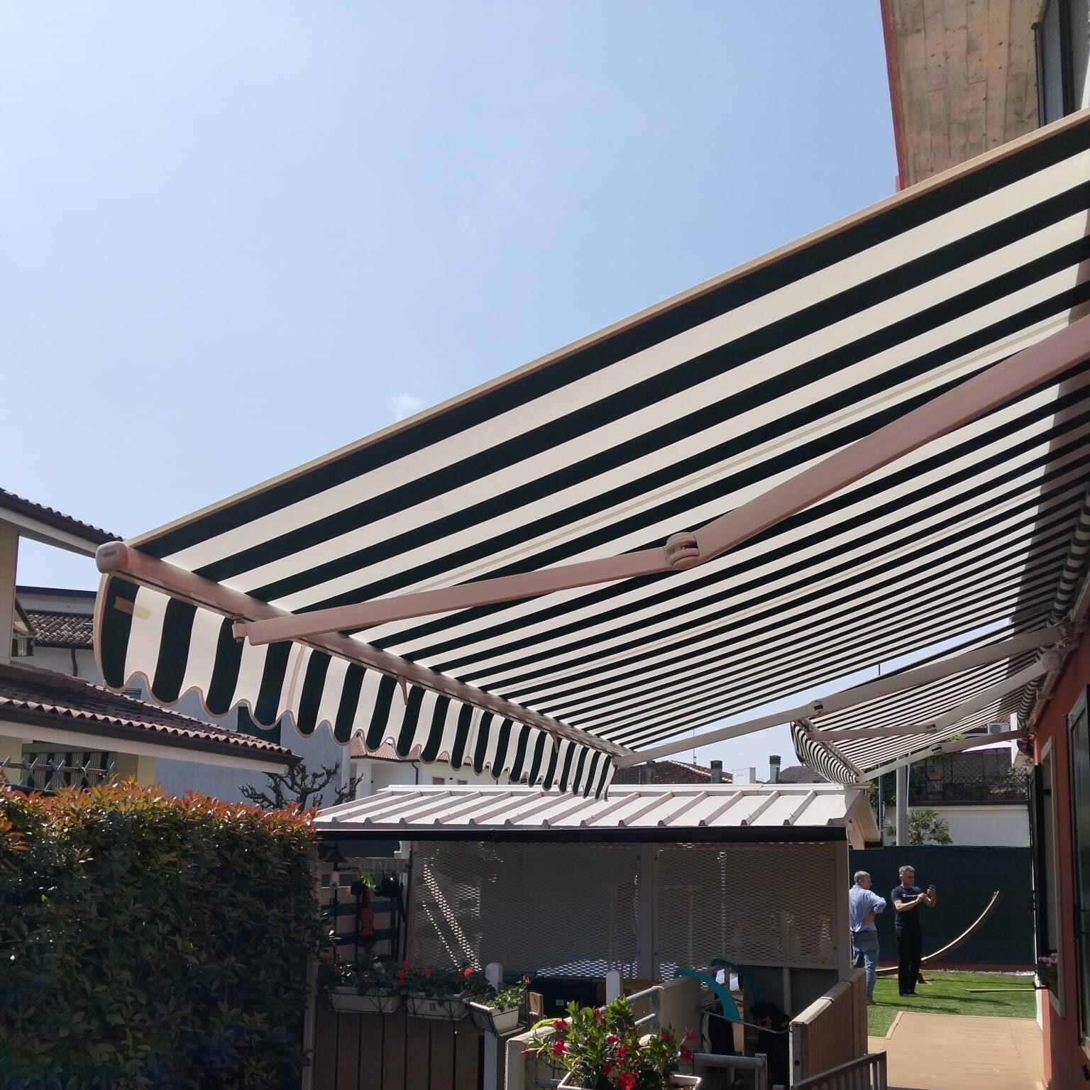 Tenda a strisce sopra un patio