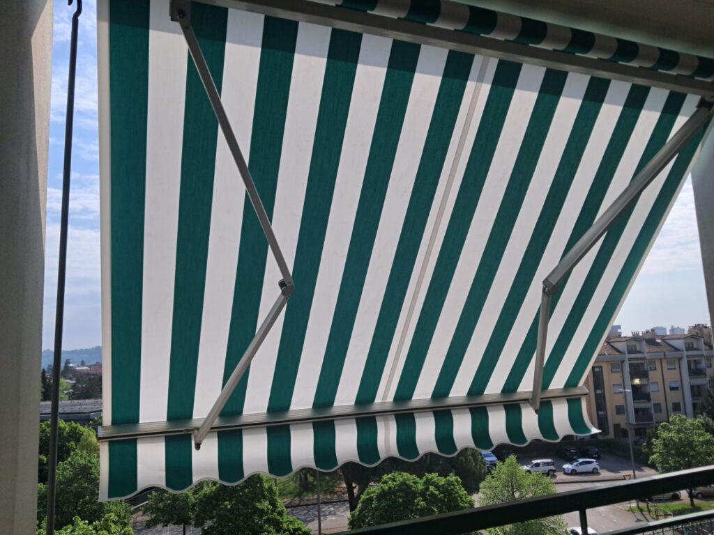 Tenda a strisce su un balcone.
