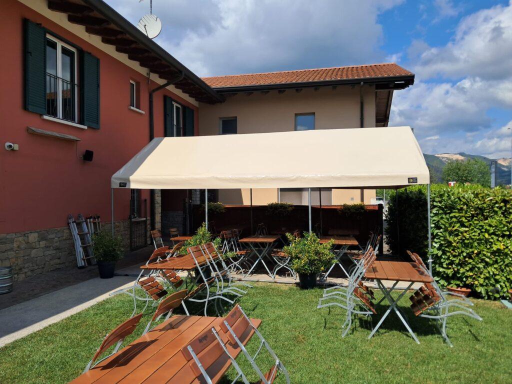 teli pvc per Gazebo in giardino con tavoli