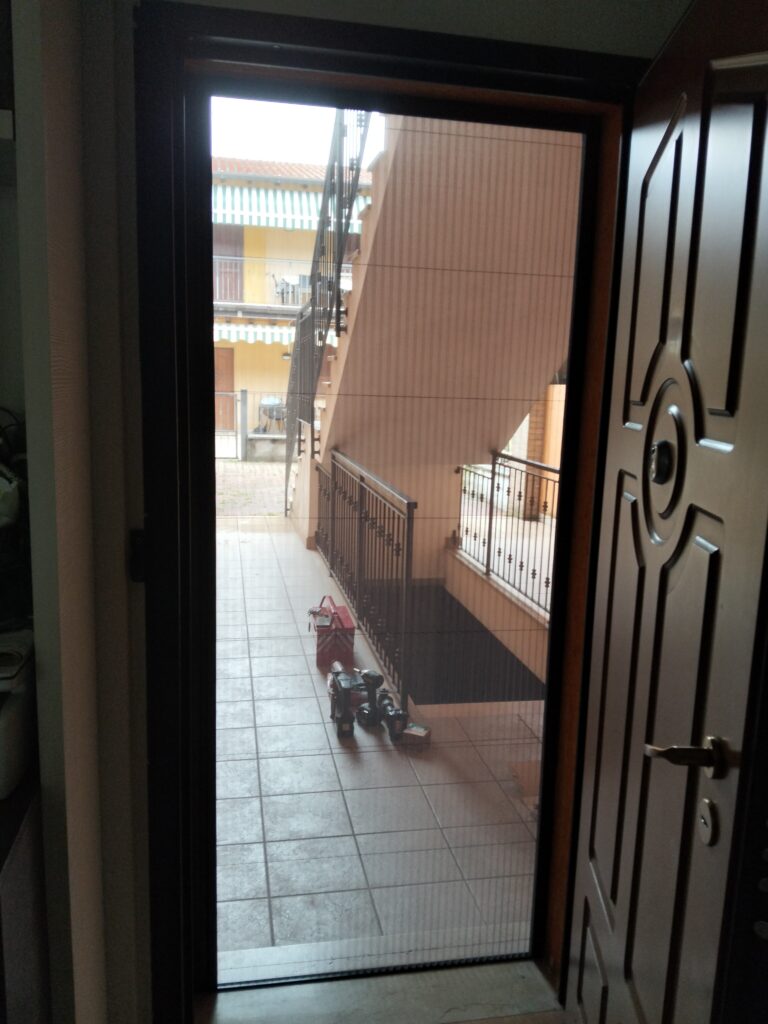 ingresso di casa con zanzariera professionale