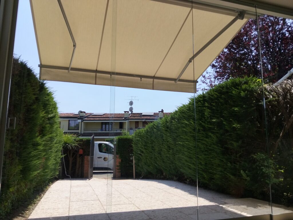 Tenda da sole a bracci per vetrata