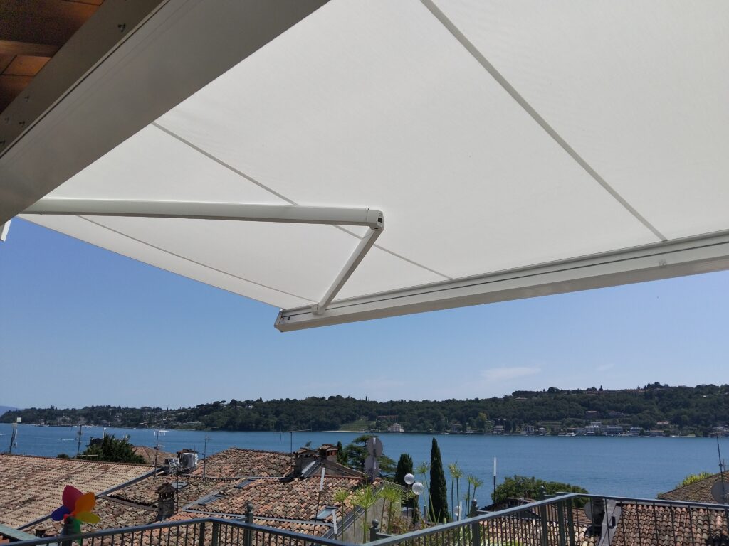 Tenda da sole a bracci installata a desenzano sul garda